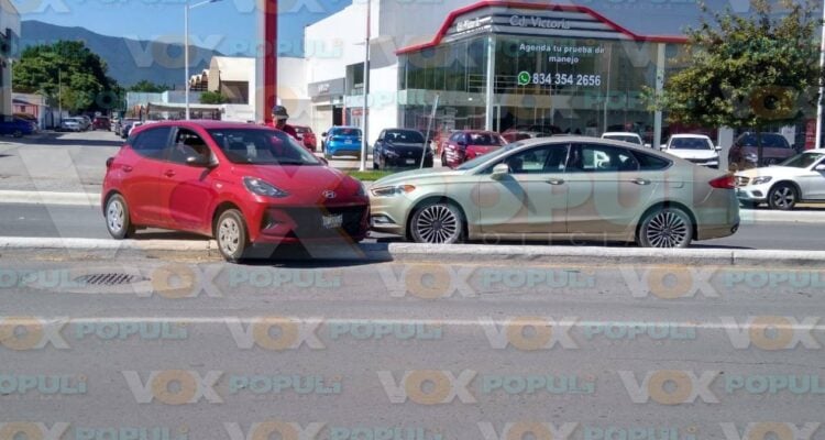 vehículo sobre divisor en ciudad victoria