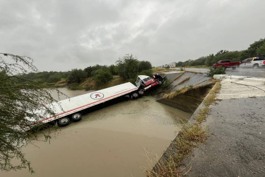 volcadura de camión en río pilón