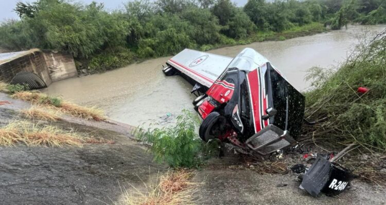volcadura de camión en río pilón