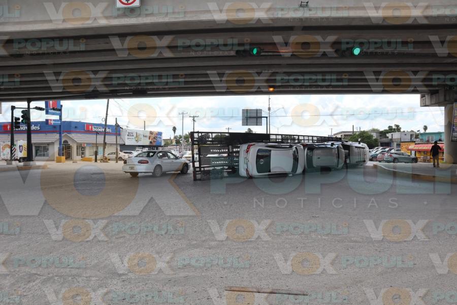 volcadura de camioneta nodriza en Matamoros