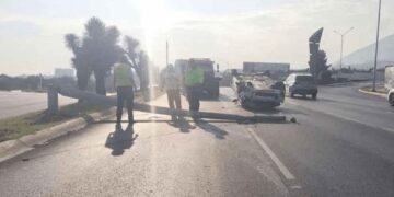 vuelca su auto en Monterrey