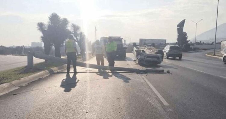vuelca su auto en Monterrey