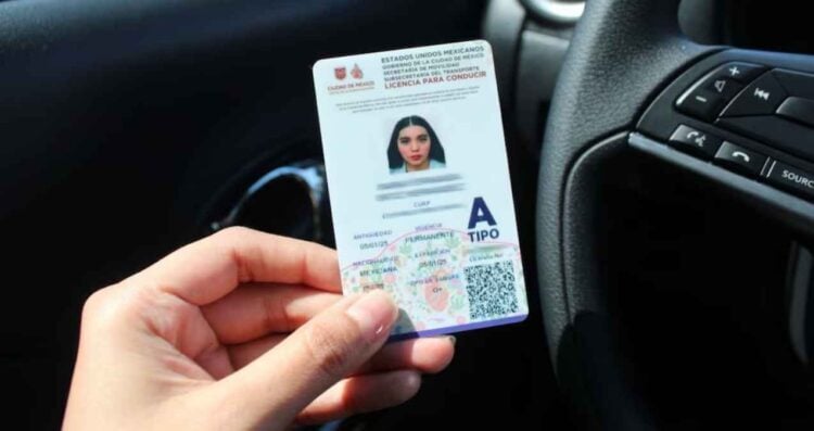 ¿Existe una edad límite para sacar la licencia de conducir en México