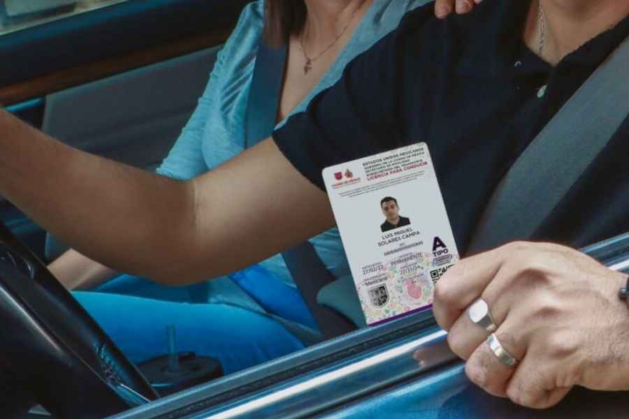¿Existe una edad límite para sacar la licencia de conducir en México