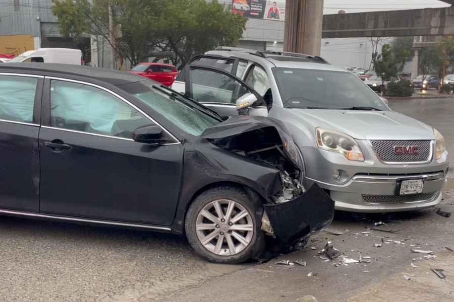 Accidente en la Avenida Colón deja una dama lesionada en Monterrey, NL
