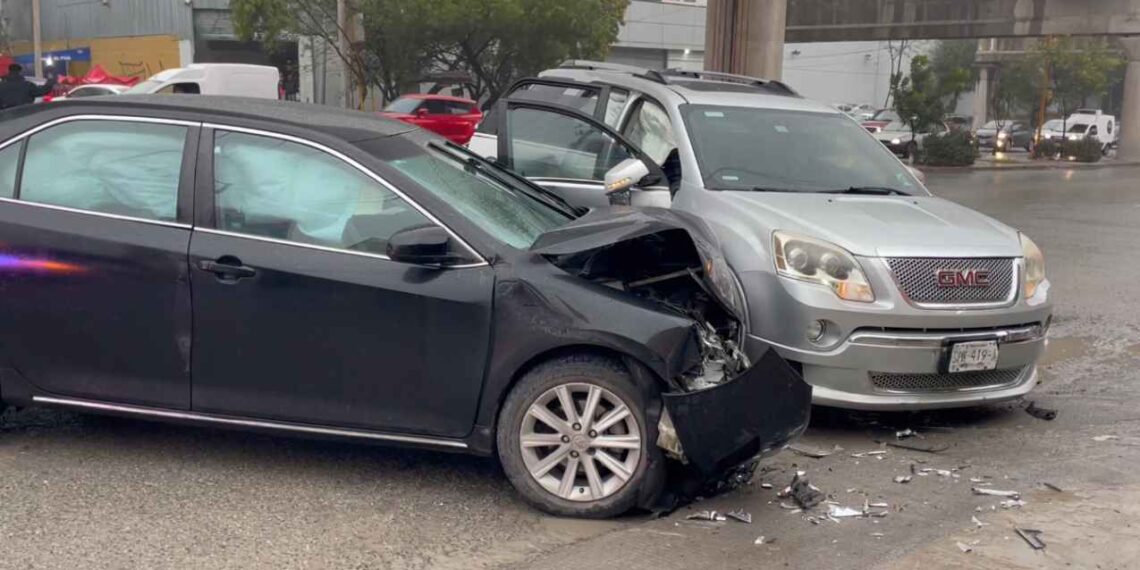 Accidente en la Avenida Colón deja una dama lesionada en Monterrey, NL