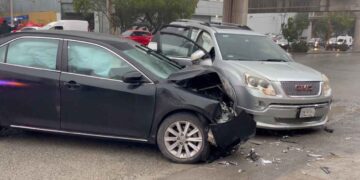 Accidente en la Avenida Colón deja una dama lesionada en Monterrey, NL
