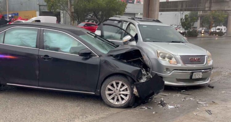 Accidente en la Avenida Colón deja una dama lesionada en Monterrey, NL