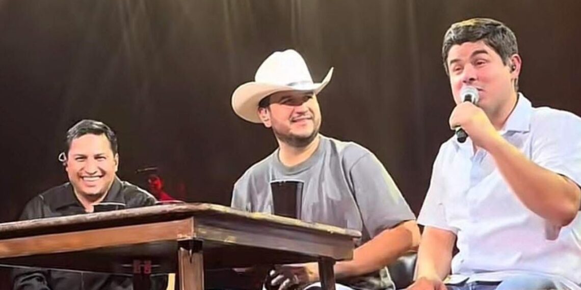 Alfredo Olivas y Julión Álvarez fueron invitados por Edén Muñoz a su concierto en Guadalajara