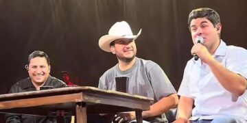 Alfredo Olivas y Julión Álvarez fueron invitados por Edén Muñoz a su concierto en Guadalajara