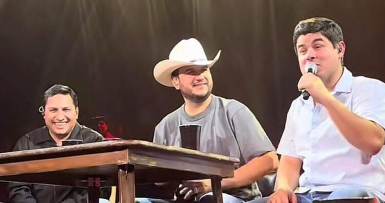 Alfredo Olivas y Julión Álvarez fueron invitados por Edén Muñoz a su concierto en Guadalajara