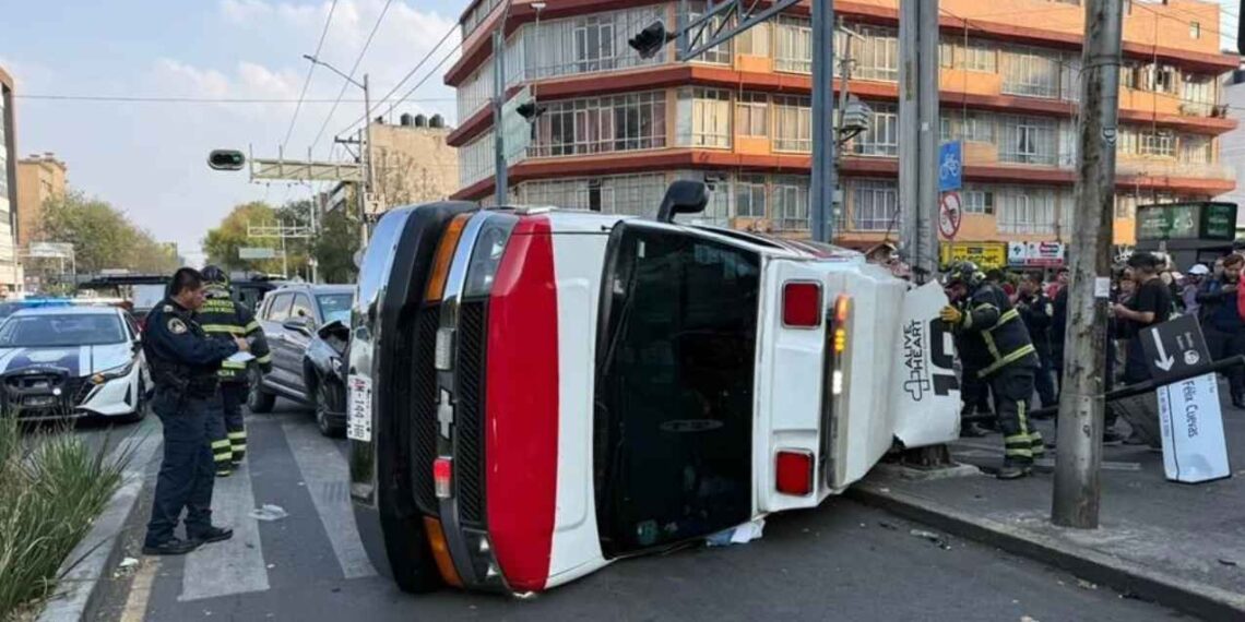 Ambulancia sufre volcadura en la Avenida Félix Cuevas en la Alcaldía Benito Juárez, CDMX; hay un lesionado