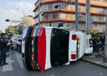 Ambulancia sufre volcadura en la Avenida Félix Cuevas en la Alcaldía Benito Juárez, CDMX; hay un lesionado