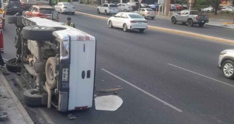 golpes masculino volcar camioneta Monterrey