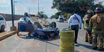 Aparatoso choque con volcadura rumbo a Playa Miramar en Ciudad Madero, Tamaulipas, deja 4 lesionados
