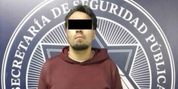 Arrestan a hombre por circular en contra y chocar 2 patrullas en Santa Catarina, NL