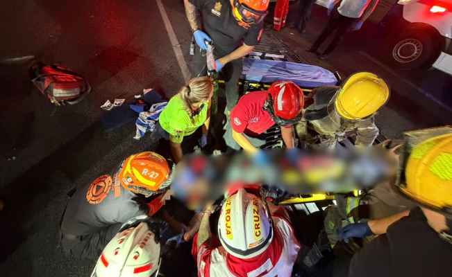 Atropellan a 2 personas en la avenida Morones Prieto en Monterrey; hay un muerto