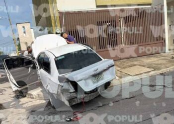 Auto impacta muro en Madero