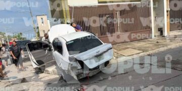 Auto impacta muro en Madero