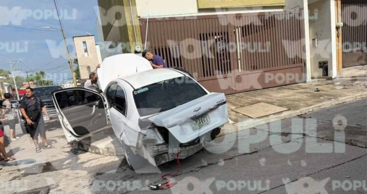 Auto impacta muro en Madero