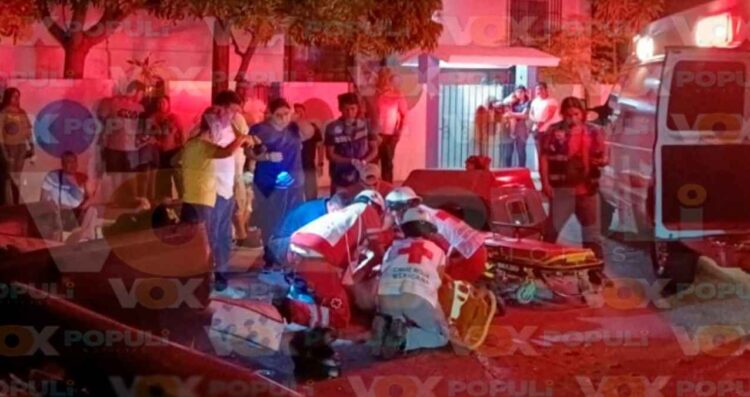 Automóvil impacta camioneta y joven sale proyectado en plena avenida de Cd. Madero, Tamaulipas