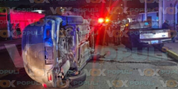 Automóvil volcó tras chocar contra camioneta estacionada en Tampico, Tamaulipas