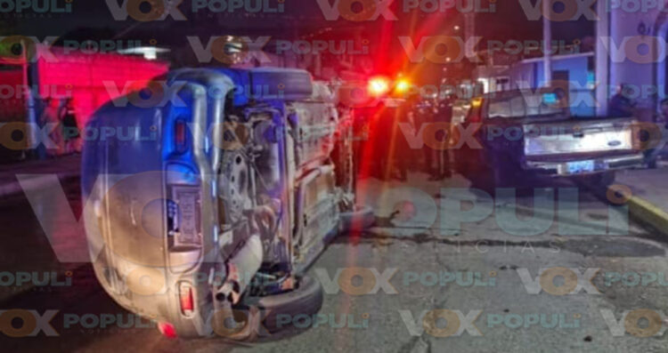 Automóvil volcó tras chocar contra camioneta estacionada en Tampico, Tamaulipas