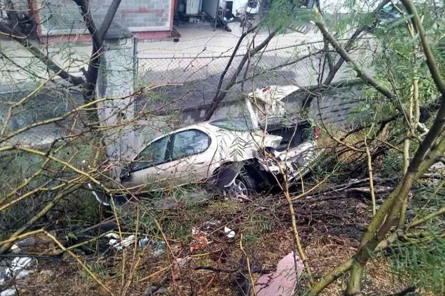 Automovilista cae a un desnivel tras chocar con camioneta en Santa Catarina, NL