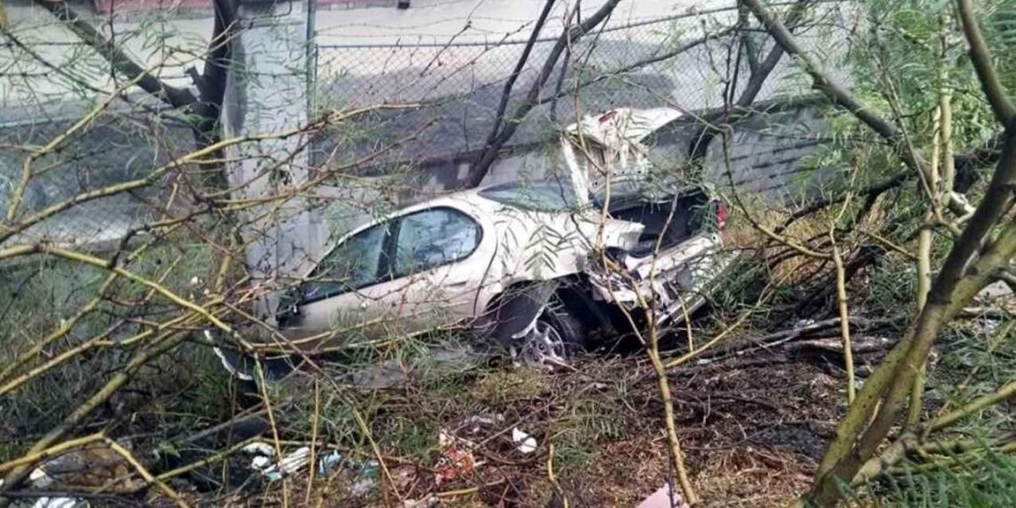 Automovilista cae a un desnivel tras chocar con camioneta en Santa Catarina, NL