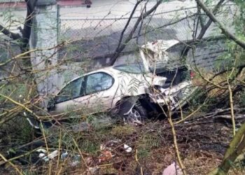 Automovilista cae a un desnivel tras chocar con camioneta en Santa Catarina, NL