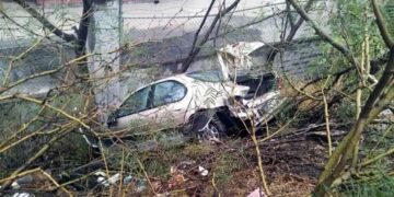 Automovilista cae a un desnivel tras chocar con camioneta en Santa Catarina, NL