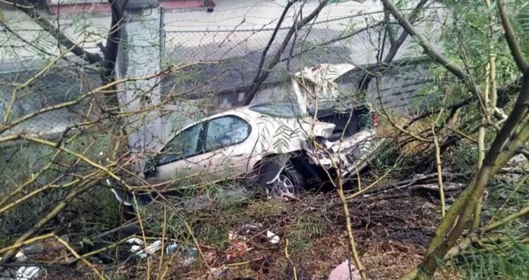 Automovilista cae a un desnivel tras chocar con camioneta en Santa Catarina, NL