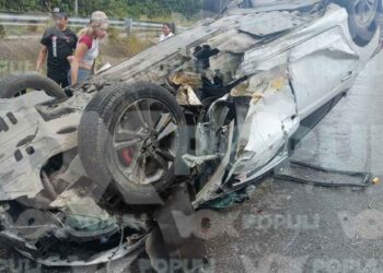 Automovilista se impacta contra base de poste y termina volcado en Altamira, Tamaulipas