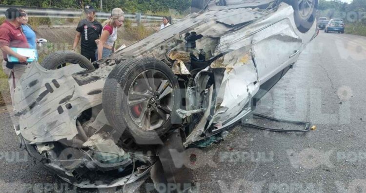 Automovilista se impacta contra base de poste y termina volcado en Altamira, Tamaulipas