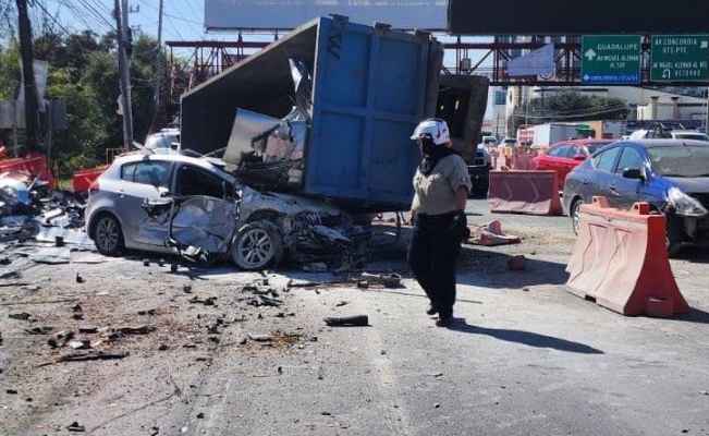 Automovilista sobrevive de milagro tras fuerte choque múltiple en la Avenida Miguel Alemán de Apodaca, NL