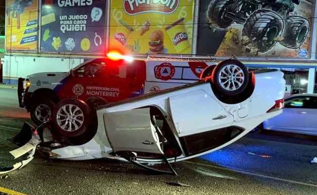 Automovilista sufre ataque epiléptico y vuelca en Monterrey; su pareja y mascota resultan heridos