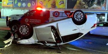 Automovilista sufre ataque epiléptico y vuelca en Monterrey; su pareja y mascota resultan heridos