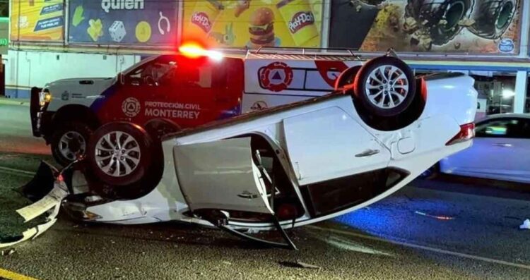 Automovilista sufre ataque epiléptico y vuelca en Monterrey; su pareja y mascota resultan heridos