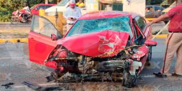 Automovilista y su acompañante quedan heridos tras chocar contra contención de registro de la CFE en Altamira, Tamaulipas
