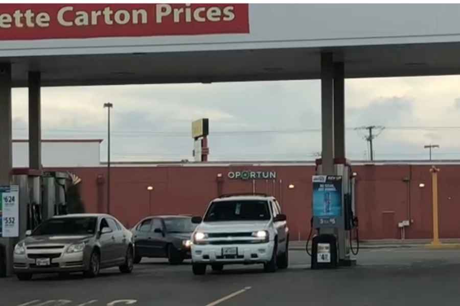 Automovilistas de Matamoros cruzan a Brownsville para cargar gasolina más barata