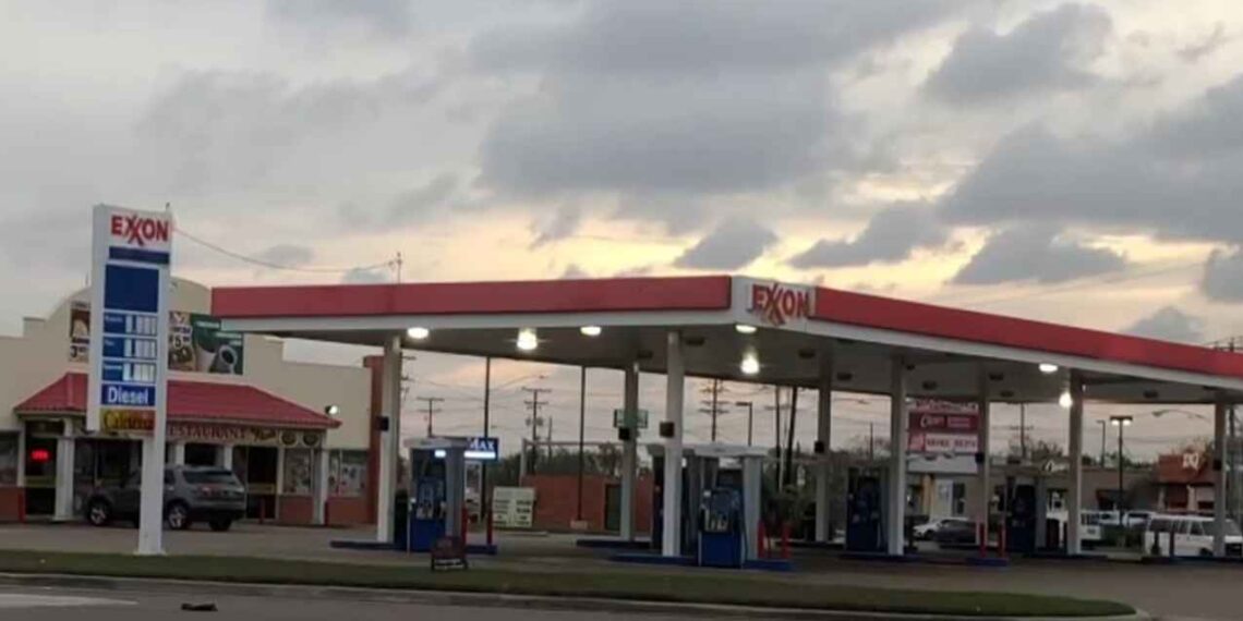 Automovilistas de Matamoros, Tamaulipas cruzan a Brownsville para cargar gasolina más barata