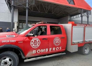 Bomberos incendio de vehículo en Nuevo Laredo