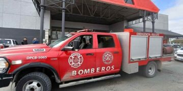 Bomberos incendio de vehículo en Nuevo Laredo