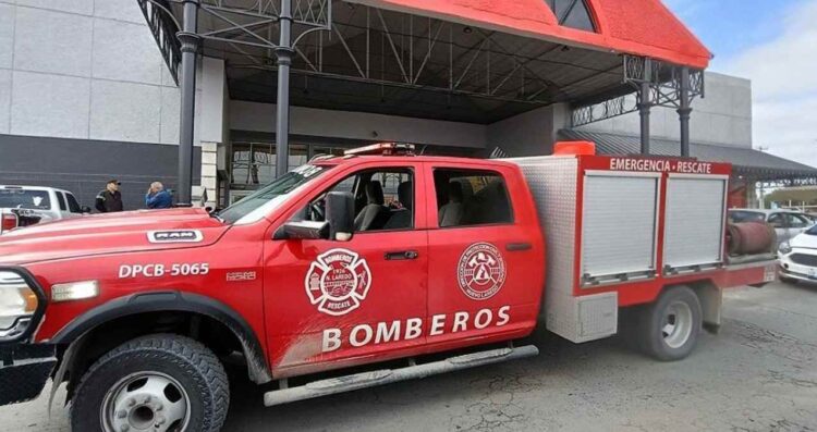Bomberos incendio de vehículo en Nuevo Laredo