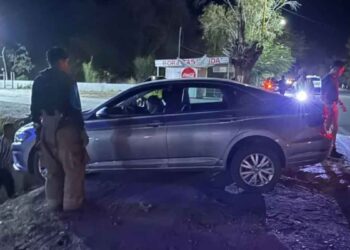 Bomberos rescatan automóvil en Coahuila