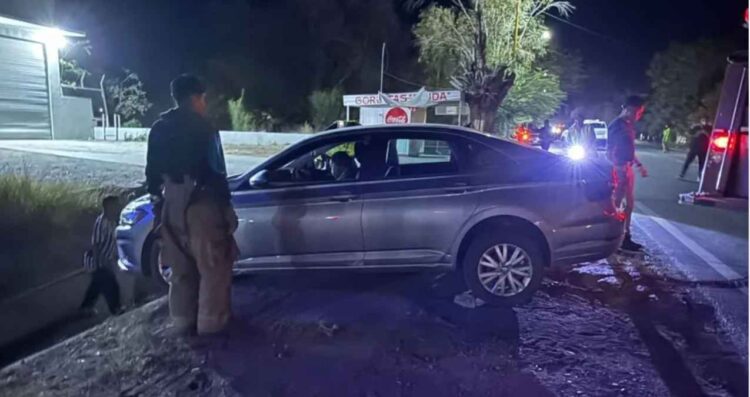 Bomberos rescatan automóvil en Coahuila