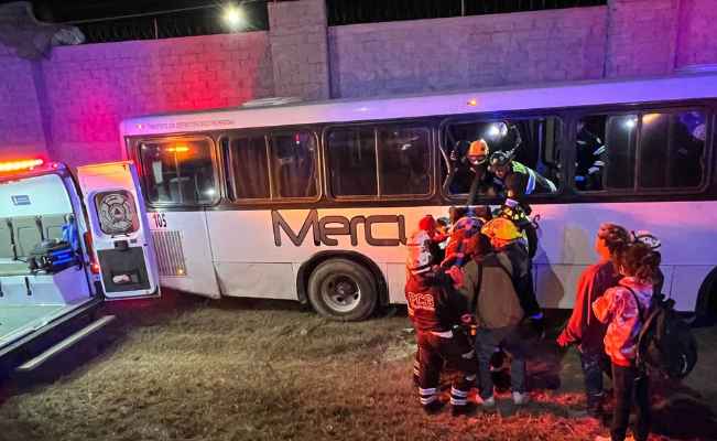 Cae camión de personal a canalón en García, NL; 9 personas resultan heridas