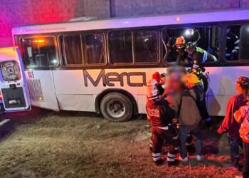 Cae camión de personal a canalón en García, NL; 9 personas resultan heridas