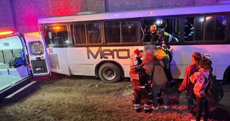 Cae camión de personal a canalón en García, NL; 9 personas resultan heridas