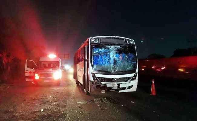 Camión de estudiantes y de personal chocan en Escobedo; hay 27 lesionados